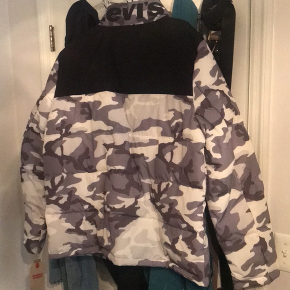 I am selling a Levi’s snow camouflage puffer jacket. New with tag. - Picture 2 of 3